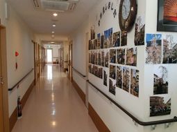 廊下の壁に掲示物