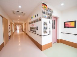 明るく清潔な廊下