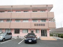 ピンクの建物の外観