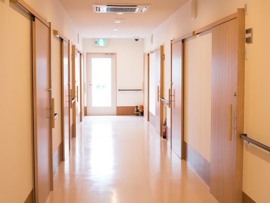 広々とした明るい廊下