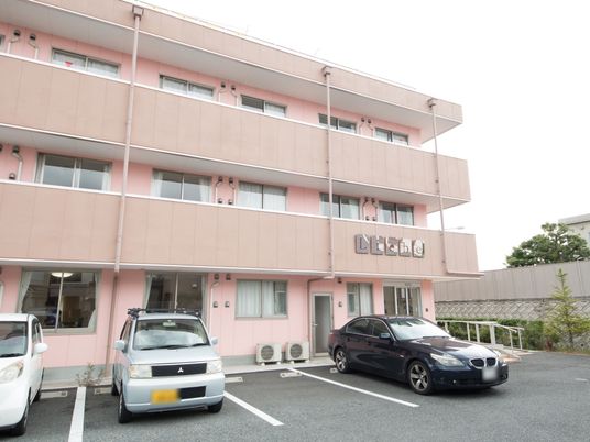 ピンク色の建物外観