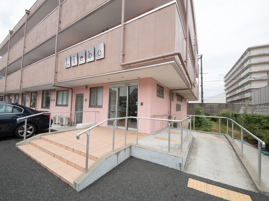 ピンクの建物のエントランス