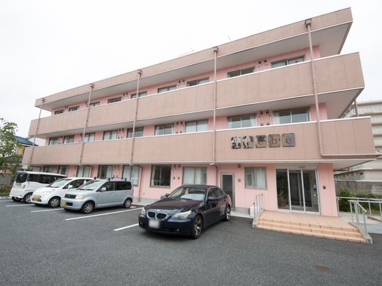 ピンクの外壁の建物
