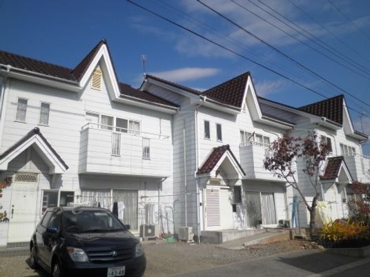 白壁の建物と青空