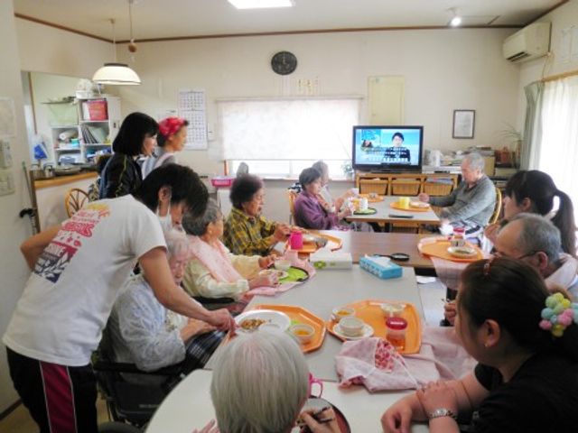 共有スペースでの憩いの時 食堂 共有スペースで食事や番組視聴を楽しむ皆さん。温かな雰囲気が漂う場所で、毎日を充実させるお手伝いをしませんか。
