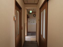 明るい廊下の風景