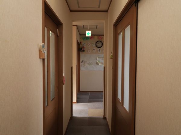明るい廊下の風景