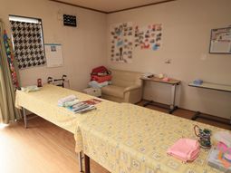 明るい居室の一角