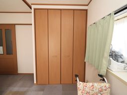 クローゼットと歩行器の居室