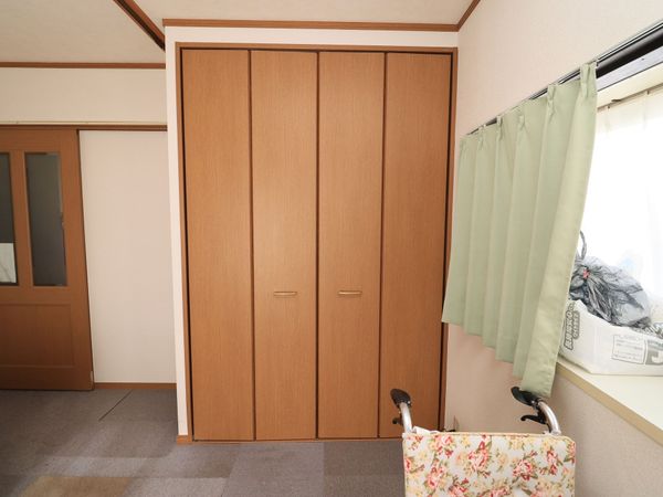 クローゼットと歩行器の居室