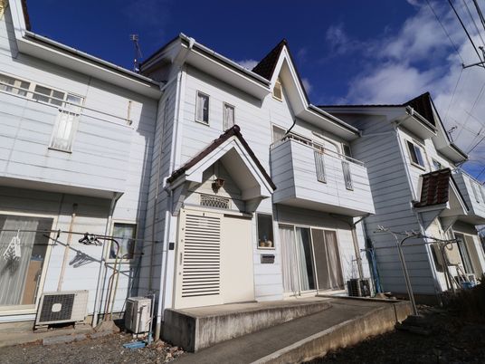 白い壁の洋館風建物