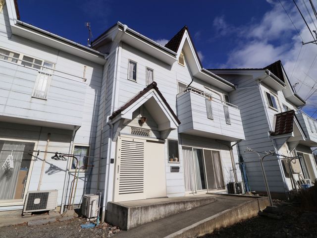 白い壁の洋館風建物 外観 心地良い住まいを提供する、明るく清潔感のある建物が迎えます。明るい将来を築くための、第一歩を踏み出しませんか。