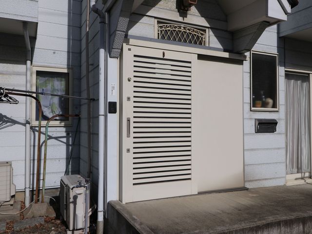 白い建物の入口扉 外観 清潔感のあるエントランスは、来訪者を明るく迎え入れます。静かに佇む外観からも、穏やかな日々が想像できます。