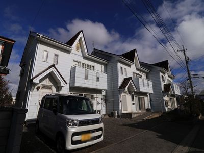 白い外壁の洋館風建物