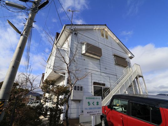 白い建物の外観
