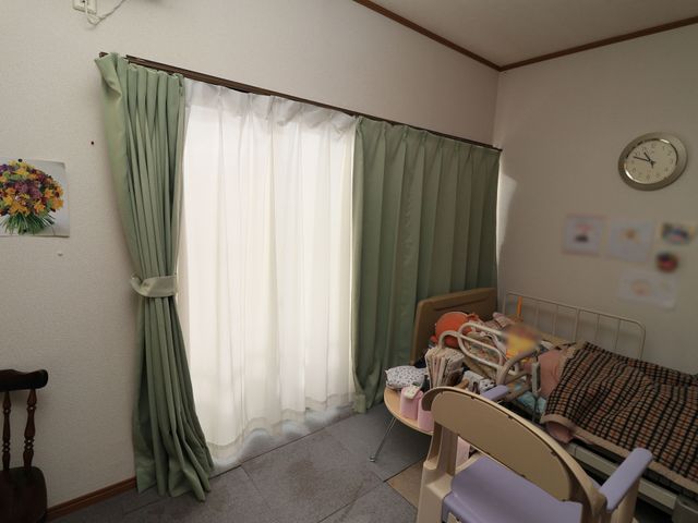 温かみのある居室 居室 ゆったりとした時間を過ごせる居室があります。壁に飾られた絵や明るい窓辺が、快適な空間を演出しています。