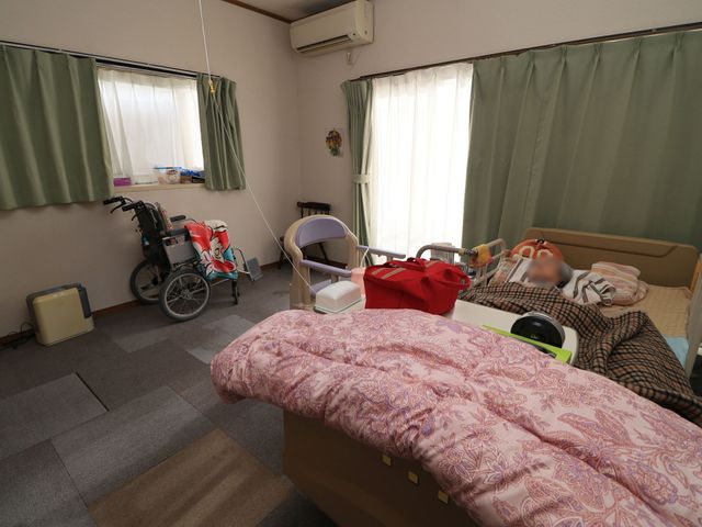 居室の一角と雰囲気 居室 ゆとりのある居室で、居心地の良さが感じられます。職員への呼び出し機能も整っており、安心してご就業いただけます。