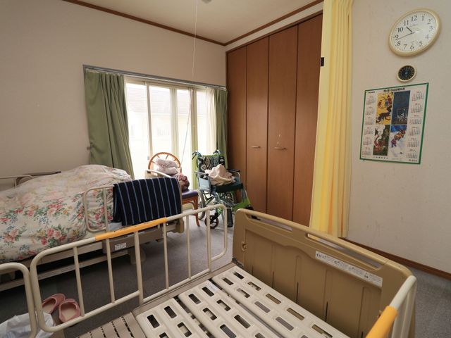 快適な個室空間 居室 窓辺に椅子を配置した温もりある居室で、快適な時間を過ごすことができます。大きなクローゼットがあり、収納も充実しています。