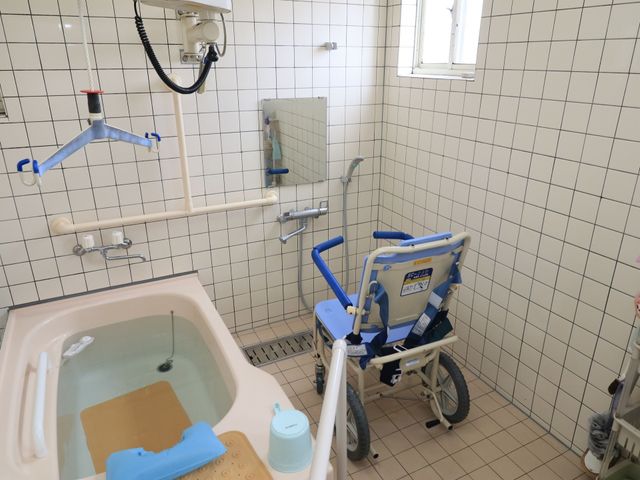 バリアフリー浴室設備 浴室 手すりやシャワーチェアを完備し、安心してご利用いただける設計です。清潔感のある広々とした浴室が整っております。