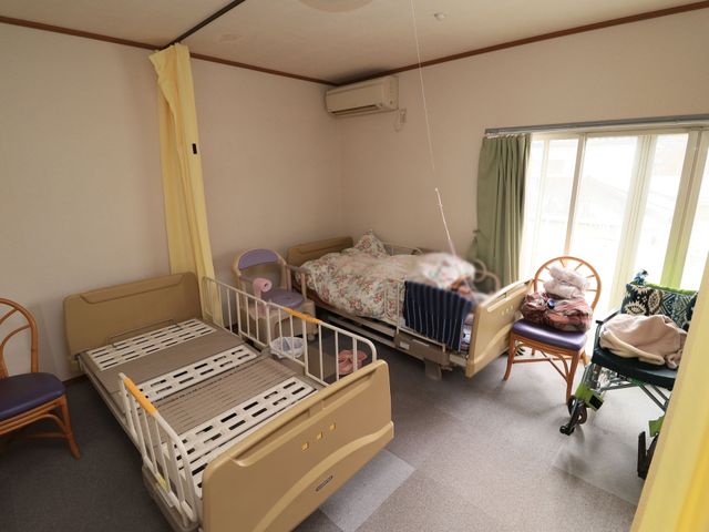 居室の日当たり良好 居室 ゆとりのある居室で、窓からは自然光が差し込み、明るく穏やかな時間をお過ごしいただけます。利用者の方々の安らぎと快適性を追求した空間です。