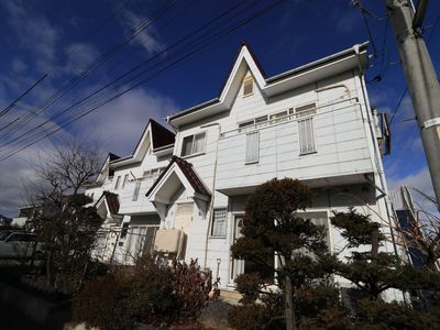 白い壁の建物外観