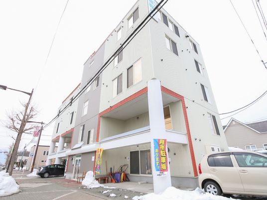白と赤のモダンな外観