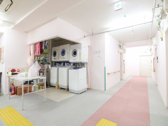 ピンクの廊下と洗濯スペース