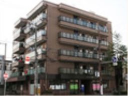 都会の中の多階建て建物