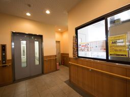 エレベーターと受付カウンター