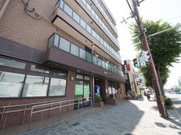 街角にある建物の外観