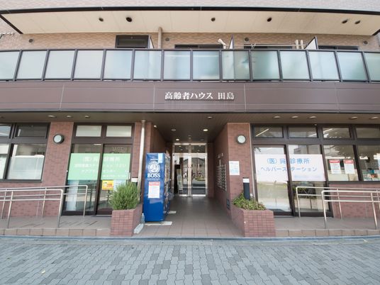 広々とした施設のエントランス