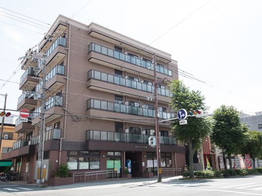 多階層の建物の外観