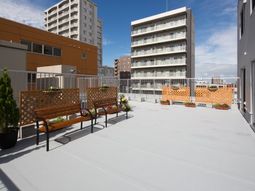 屋上の明るい休憩スペース
