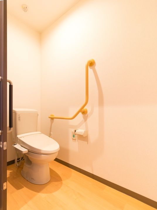 バリアフリー設計のトイレ
