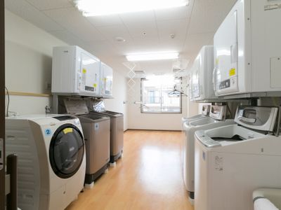 清潔な洗濯室の内観