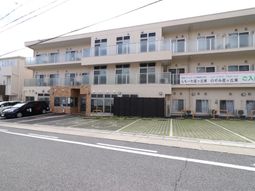 明るい建物のエントランス