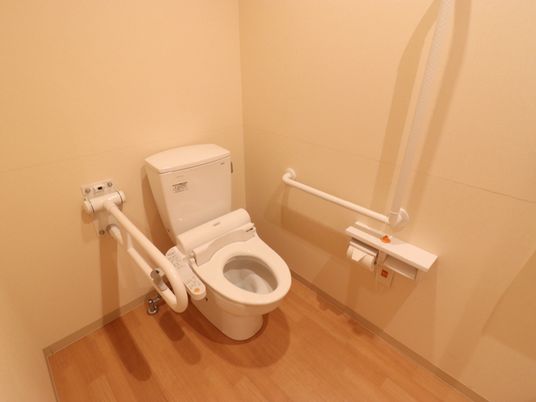 バリアフリー設計のトイレ
