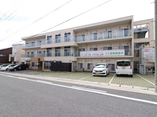 広々とした施設の外観