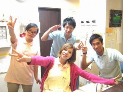 笑顔のスタッフ4人集合
