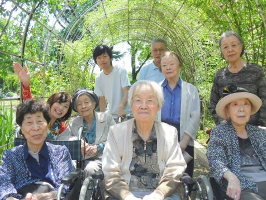 緑あふれる中庭で笑顔の集合