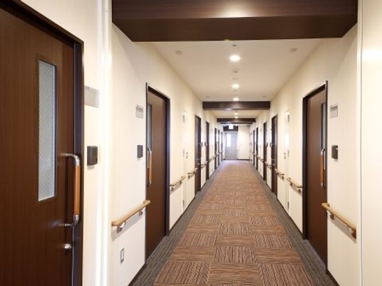 明るく清潔な廊下