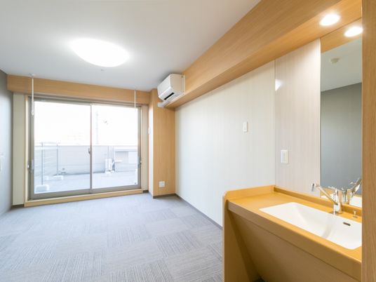 洗い場のある明るい洋室