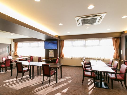 明るい広々とした食堂