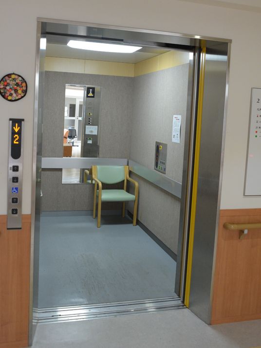 エレベーターの入口