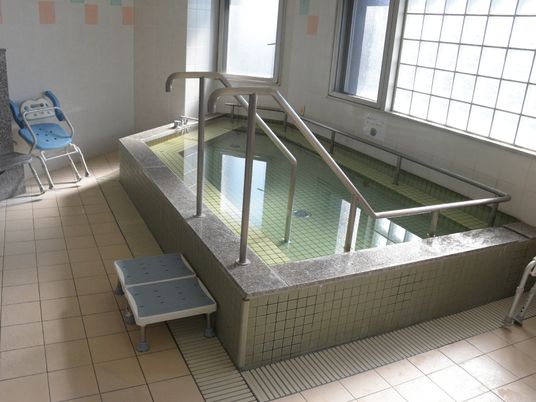 明るい浴室のシャワーチェア
