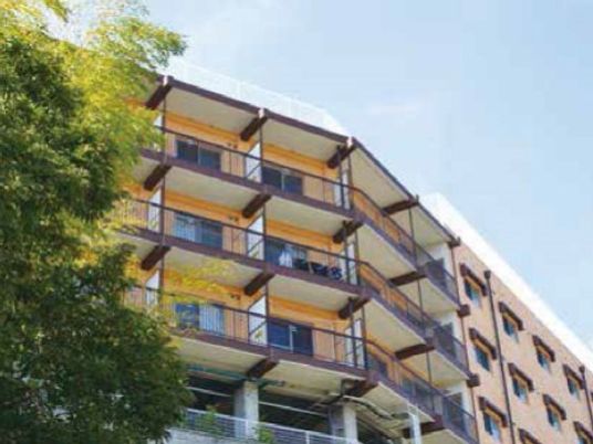 多階層の建物の外観