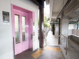 ピンクのエレベーターの入り口