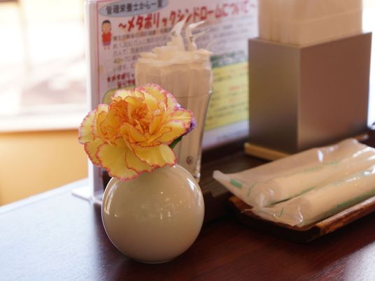 花と案内物のあるテーブル