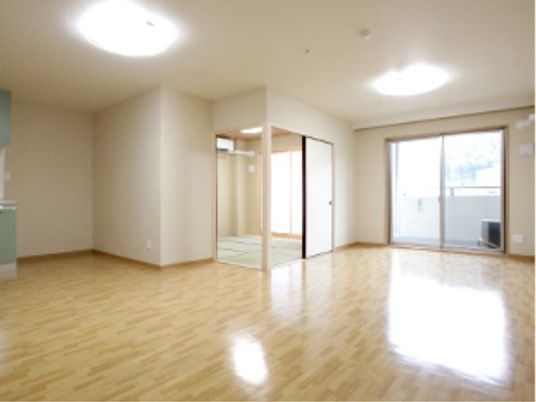 広々とした明るい居室