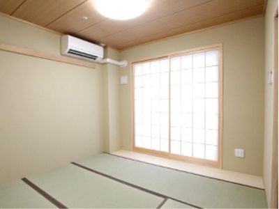 明るい和室の居室
